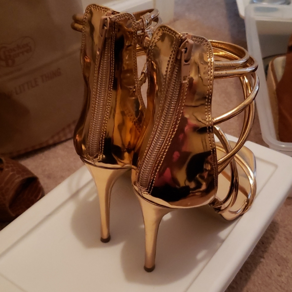 Pumps - Picture 2 of 3